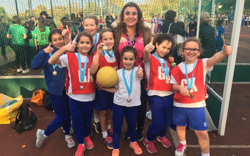 Year 5 girls in Maccabi netball tournament